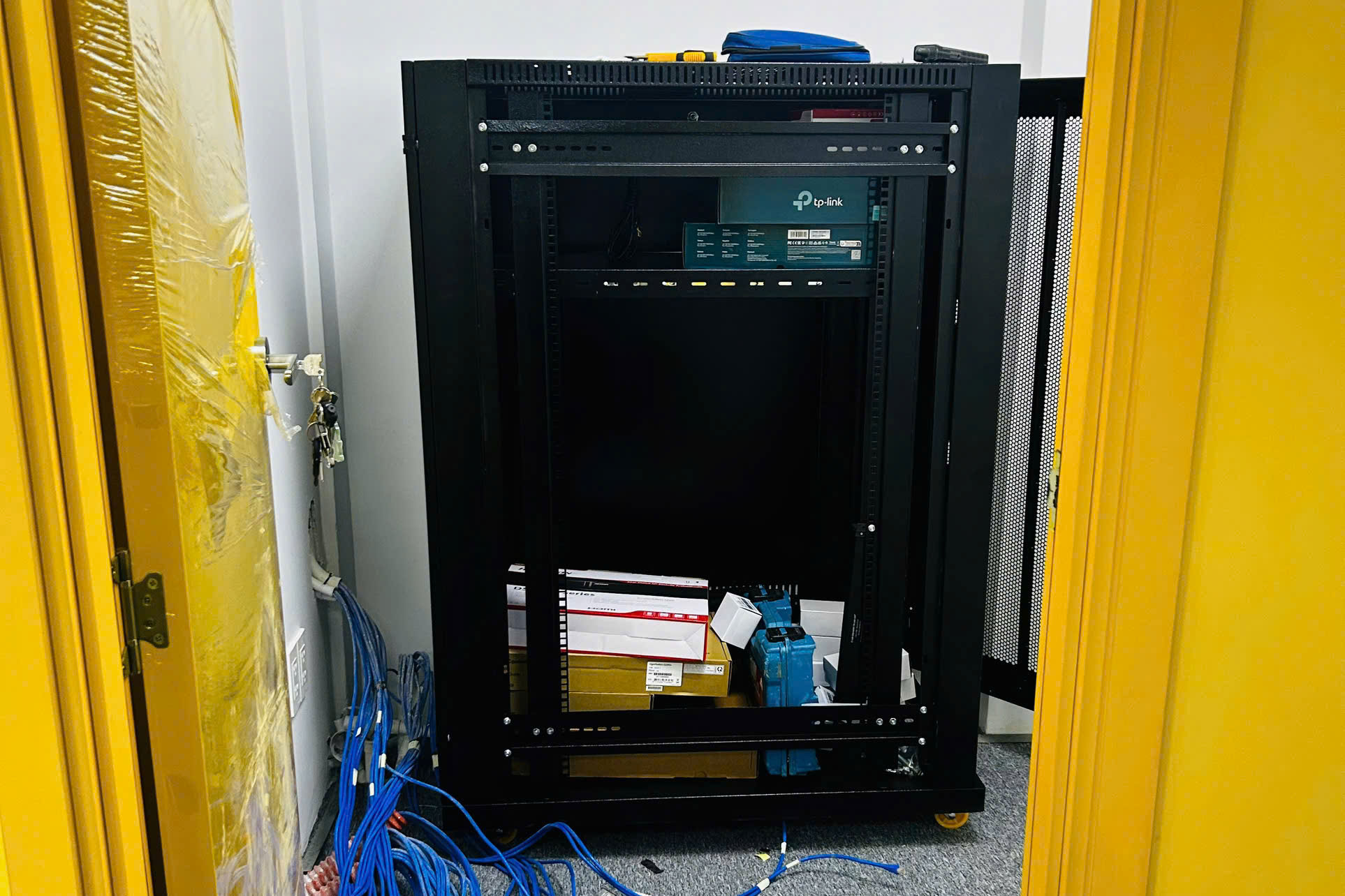 Phân Biệt Tủ Rack Treo Tường Và Tủ Rack Đứng| Lựa Chọn Nào Phù Hợp Với Doanh Nghiệp