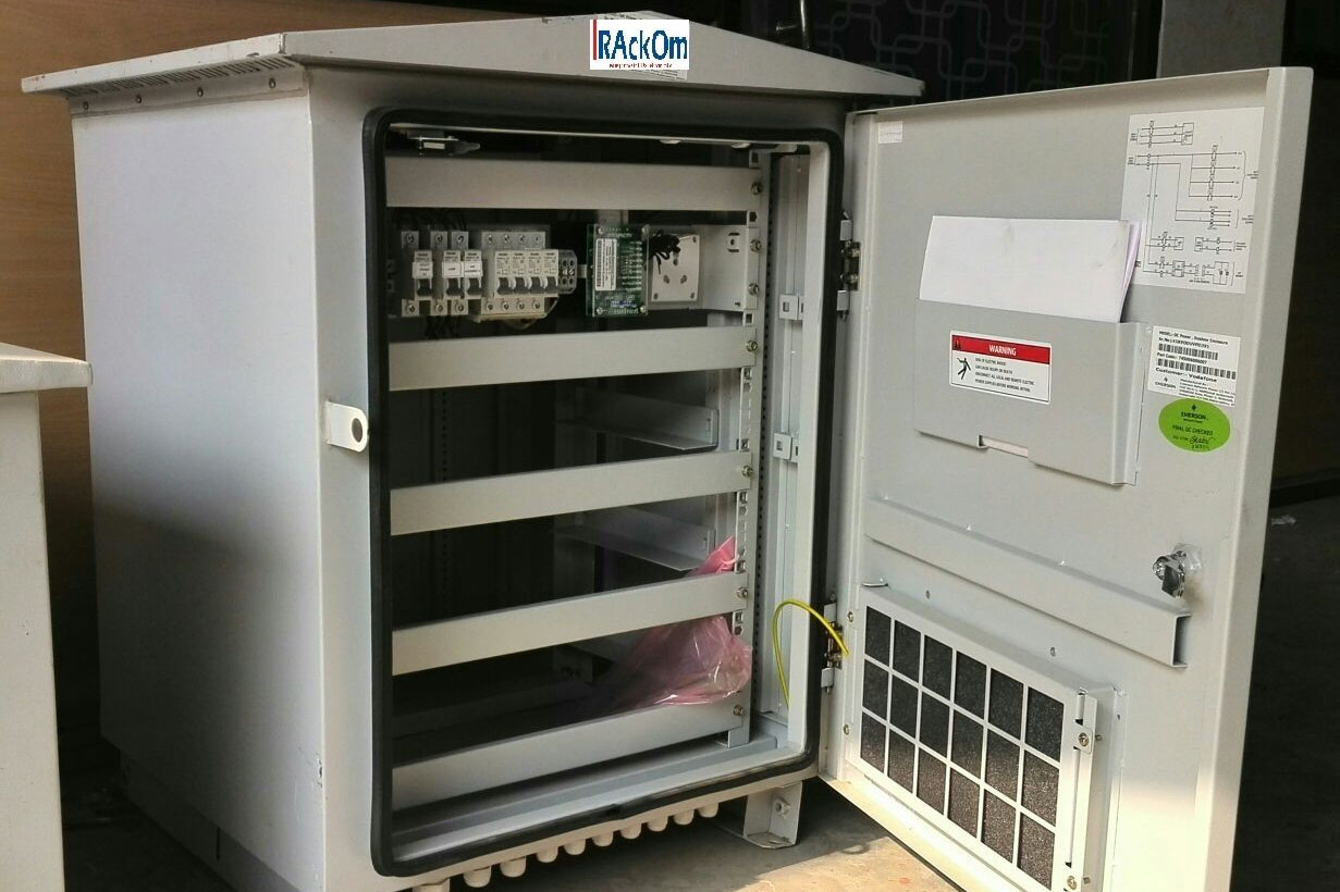 So Sánh Tủ Rack Trong Nhà Và Ngoài Trời| Điểm Khác Biệt Quan Trọng Bạn Cần Biết