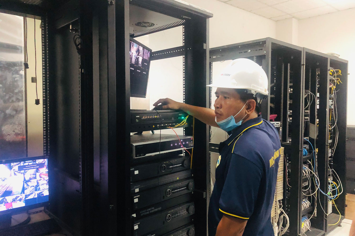 Tủ Rack Server Là Gì? Cách Chọn Mua Phù Hợp Với Nhu Cầu Của Doanh Nghiệp