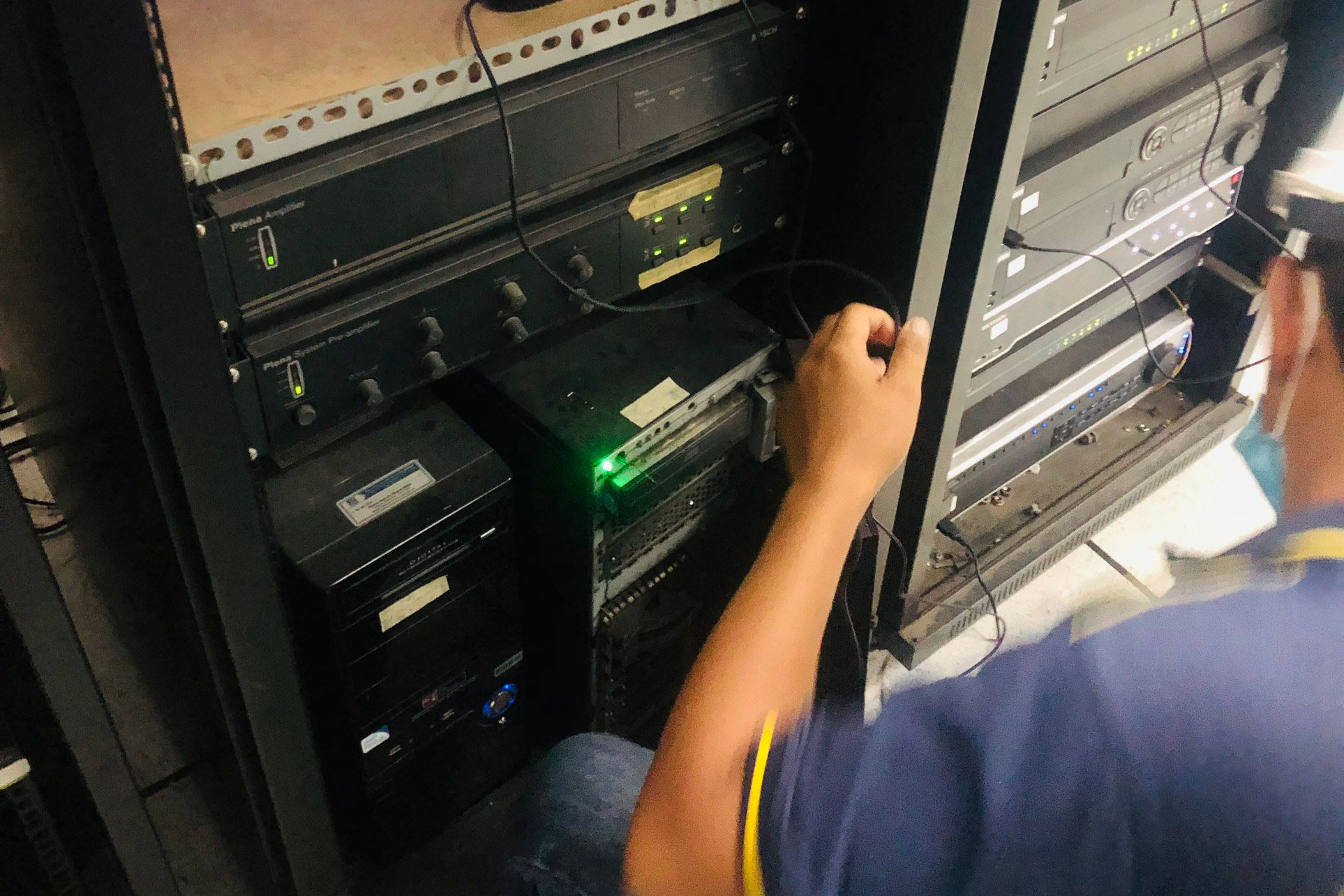 Lắp Đặt Server Vào Tủ Rack Tiết Kiệm Diện Tích và Tăng Cường An Toàn Cho Doanh Nghiệp