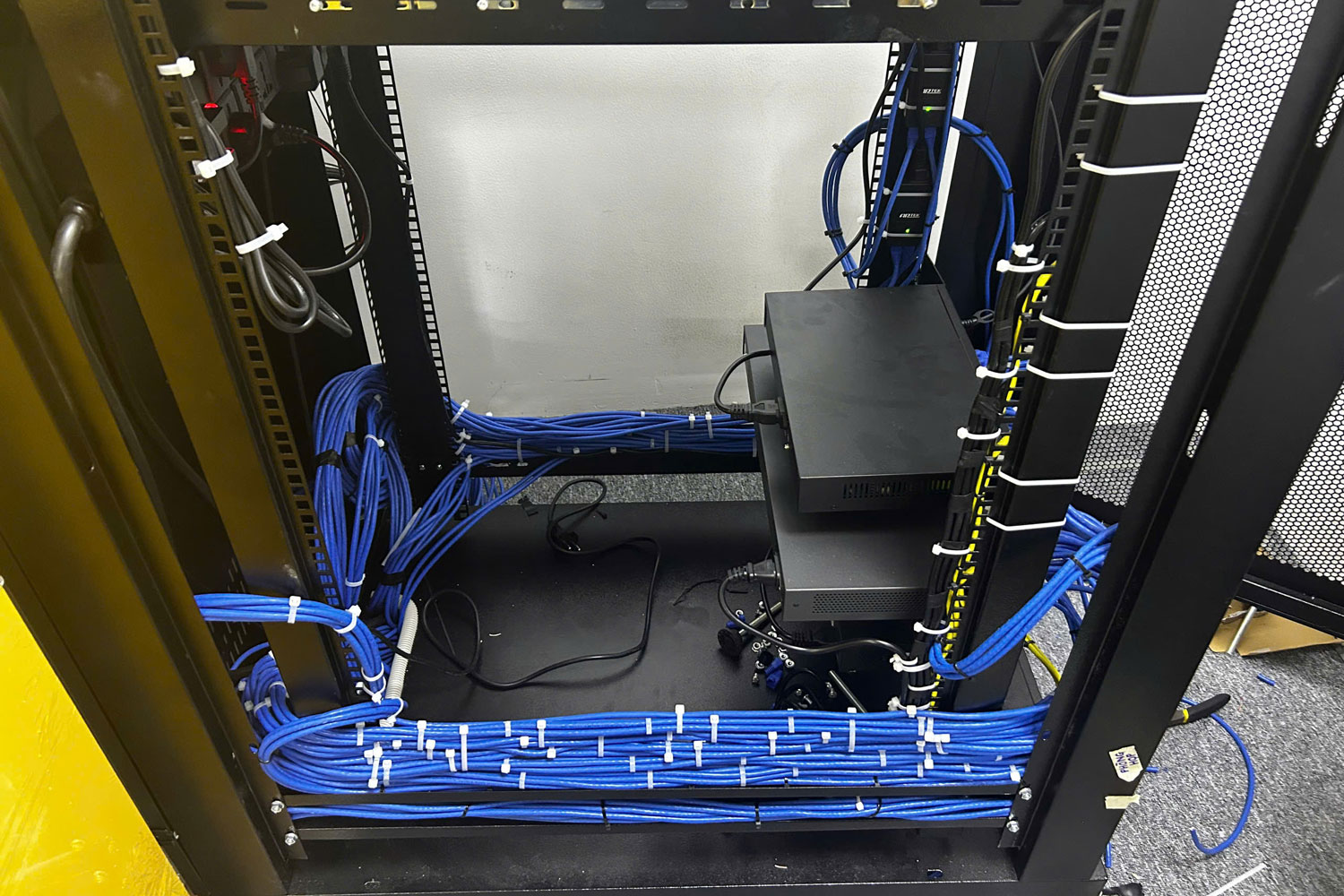 Bí Quyết Bố Trí Thiết Bị Trong Tủ Rack Chuyên Nghiệp Mà Bạn Không Thể Bỏ Qua