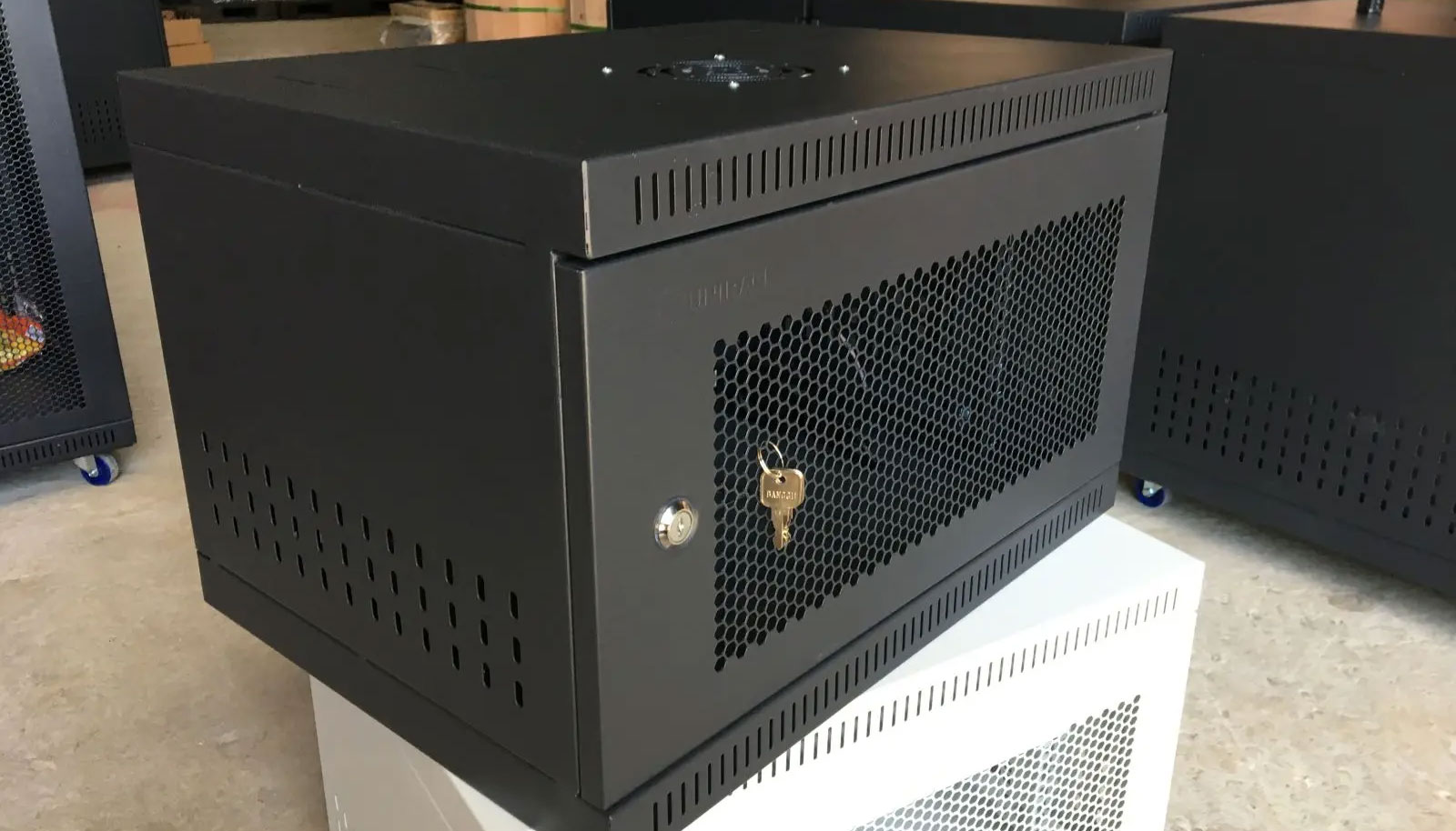 Tủ Rack Treo Tường (Wall-mounted Rack).