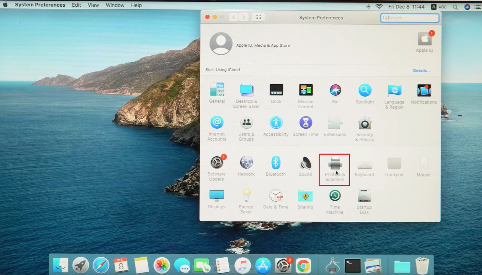 Vào System Preferences > Printers & Scanners.