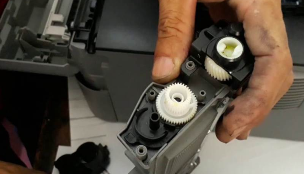Vệ Sinh Cảm Biến Toner trên Máy In Brother HL-L2321D.