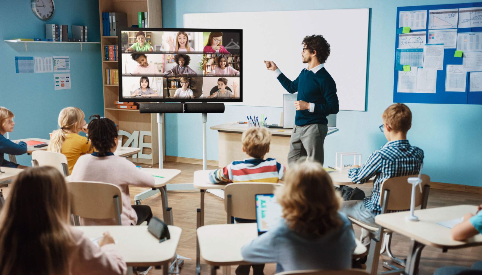 ai trò quan trọng của camera hội nghị truyền hình trong việc dạy học trực tuyến.