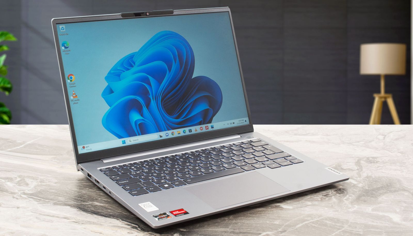 Laptop Lenovo ThinkBook 14 G6 IRL 21KG00QMVN mang đến thiết kế nhẹ nhàng và tiện lợi.