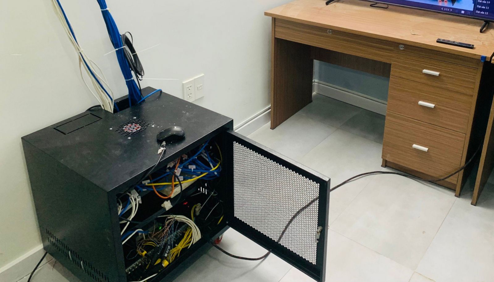 Tủ rack vừa 18U đến 27U.